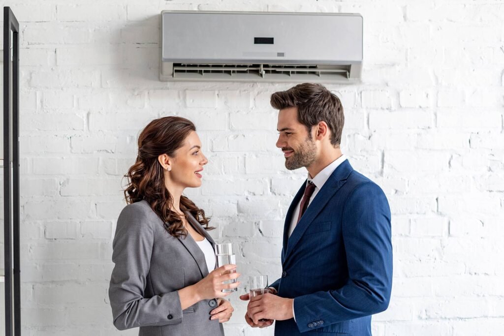 Especialista sonriente de Lucas climatización con herramientas para instalacion climatizacion